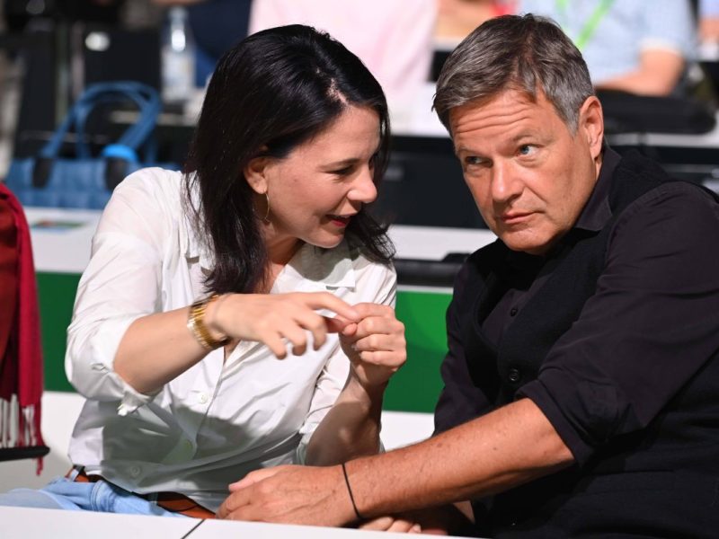 Nicht nur Habeck und Baerbock stehen im Fokus: Beim Grünen-Parteitag gibt es einige Dinge, die ganz anders laufen als bei anderen Parteien.