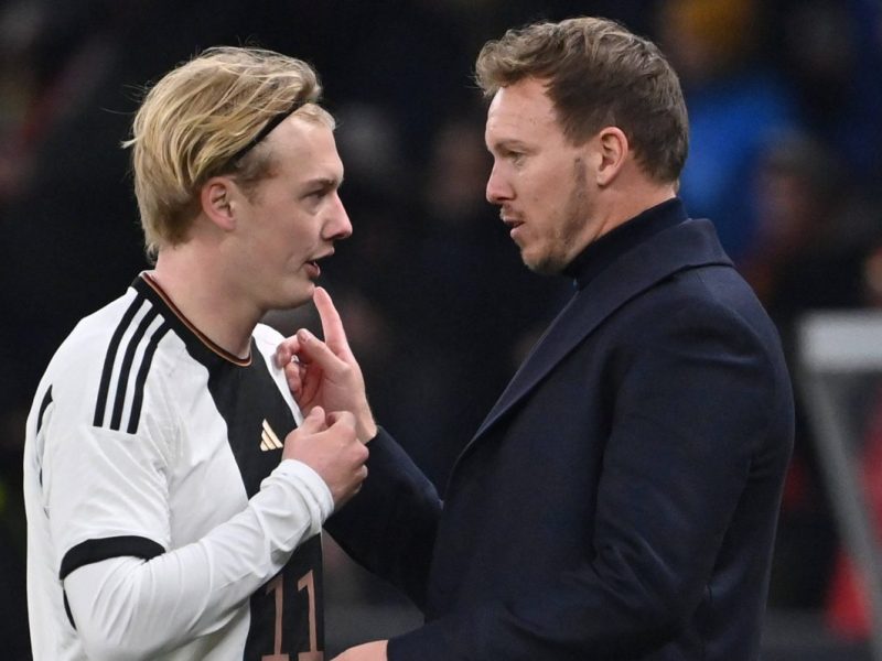 Julian Nagelsmann im Gespräch mit Julian Brandt von Borussia Dortmund.