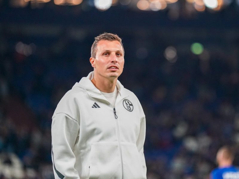 Die Anhänger des FC Schalke 04 wollen, dass Jakob Fimpel dauerhaft als Cheftrainer zurückkehrt. Jetzt äußert sich er sich selbst dazu.