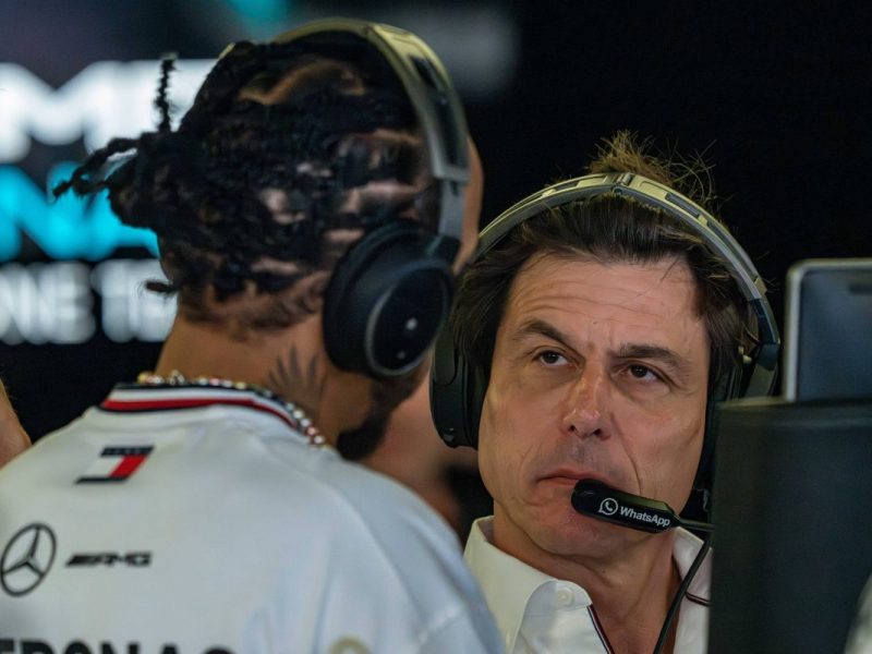 Der Wechsel von Lewis Hamilton zu Ferrari hat vor der Formel-1-Saison für mächtig Furore gesorgt. Nun wurde ein pikantes Detail enthüllt.