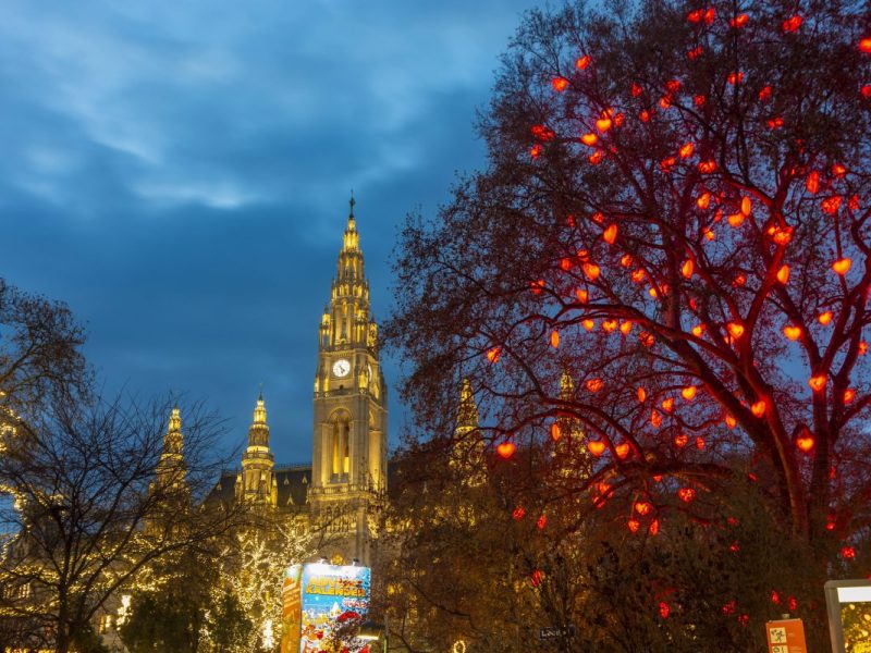 Wiener Weihnachtsmarkt mit Herzbaum