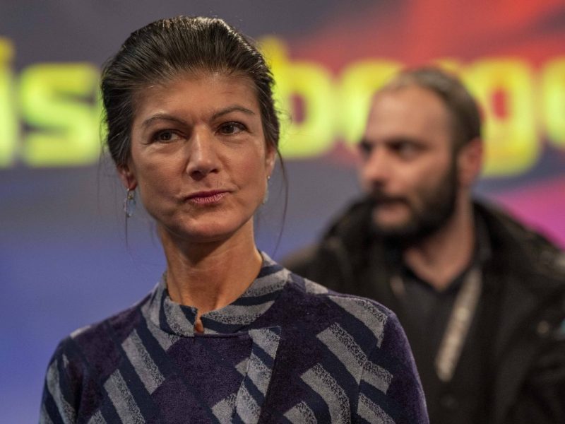 Sahra Wagenknecht stürzt mit ihrer Partei ab. Ein Scheitern an der fünf-Prozent-Hürde ist möglich.