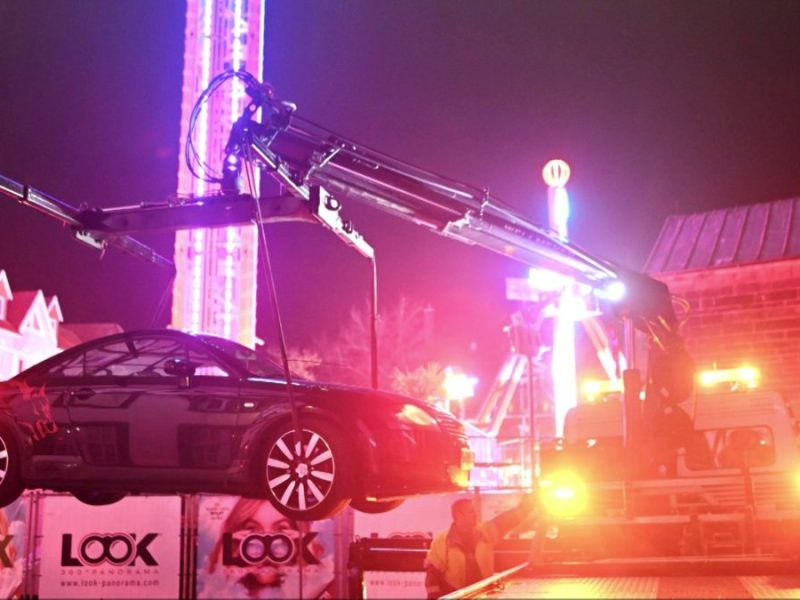 Auf der Allerheiligen-Kirmes in Soest ist ein Auto eine Menschenmenge gefahren.