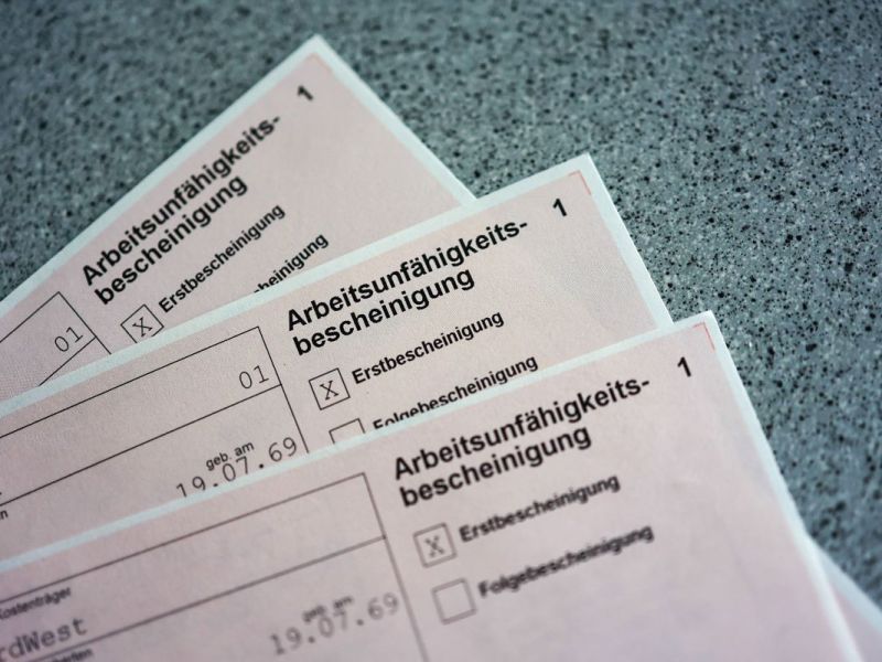 Zahlen der Krankenkasse sorgen für Debatten über die telefonische Krankschreibung.