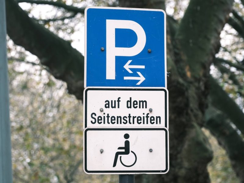 In NRW gibt es Ärger um einen Behinderten-Parkplatz!
