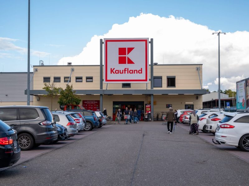 Auf einem Kaufland-Parkplatz machte eine Kundin eine überraschende Entdeckung.