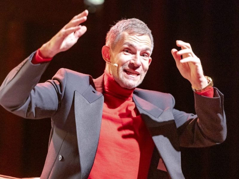 Moderator Micky Beisenherz poltert gegen die Politik-Elite rund um Merz, Söder und Klingbeil.