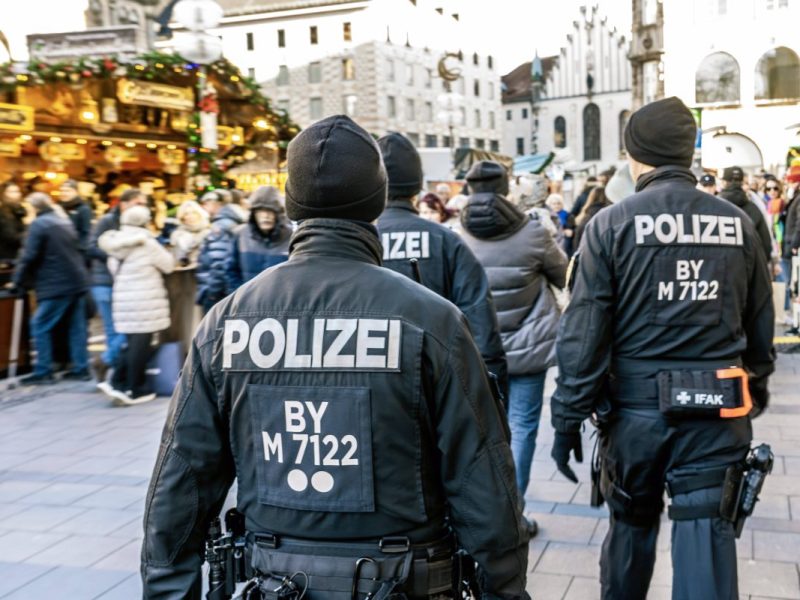 Weihnachtsmarkt NRW: Polizei - Waffe (Symbolbild)