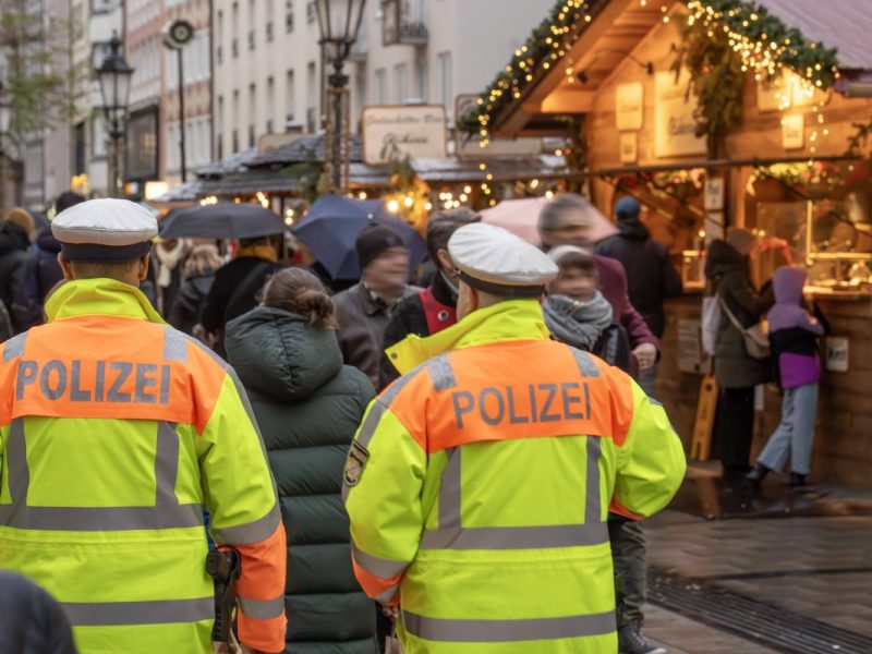 Ein Besuch auf dem Weihnachtsmarkt ging für eine Reisegruppe zunächst mächtig schief. (Symbolfoto)