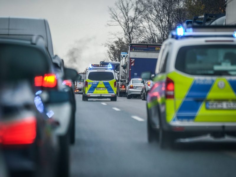 Polizeieinsatz auf einer Autobahn