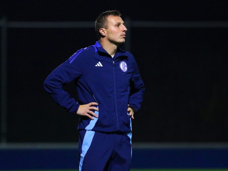 Einmal mehr steht Jakob Fimpel im Fokus! Der U23-Coach des FC Schalke 04 muss einen weiteren bitteren Dämpfer hinnehmen.