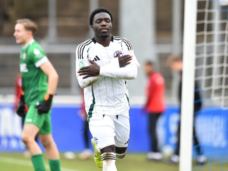 Zaid Amoussou-Tchibara steht einmal mehr im Mittelpunkt! Ein Bericht über den Youngster von Schalke 04 sorgt für Aufruhr bei den Fans.