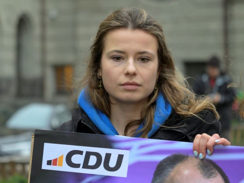Luisa Neubauer protestiert gegen die Klimapolitik von Merz und der CDU.