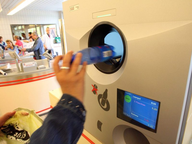 Der Pfandbon wirft bei Kunden von Aldi, Rewe und anderen Supermärkten immer wieder Fragen auf. (Symbolfoto)