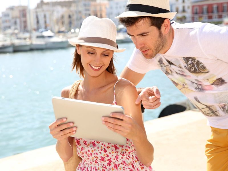 Eine Frau interessiert sich für eine Kreuzfahrt und bereut es kurz darauf bitter. (Symbolfoto)