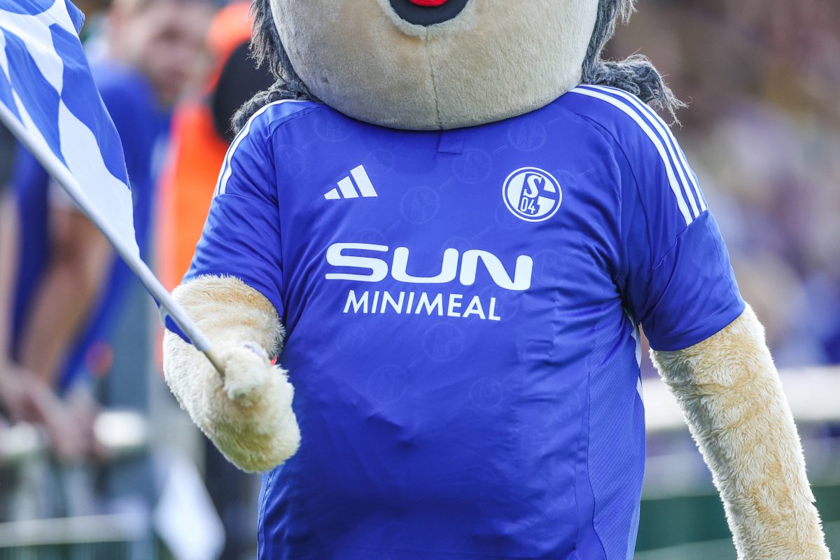 Hat Schalke 04 das erste Trikot für die kommende Saison bereits designt? Die Fans des Pottklubs werden bei diesem Gerücht hellhörig.