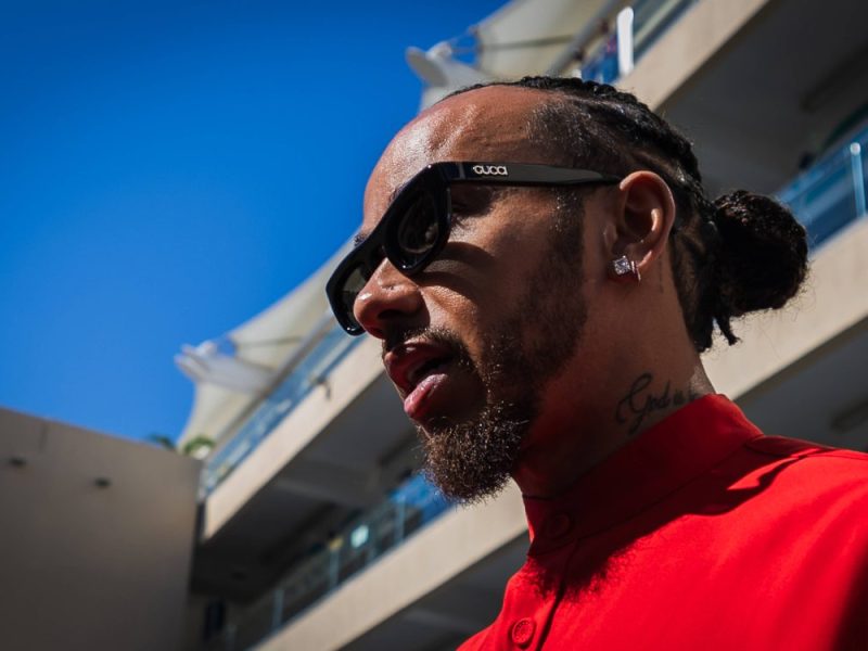 Auf diesen Moment wartet die gesamte Formel 1 seit nahezu einem Jahr. Lewis Hamilton hat sich erstmals als Ferrari-Pilot gemeldet.