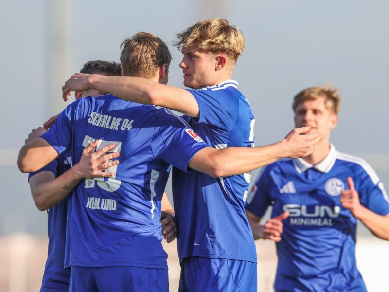 Er ist einer der ganz großen Hoffnungsträger für die Zukunft des FC Schalke 04. Nun bekommt er ein dickes Lob von S04-Sportchef Mulder.