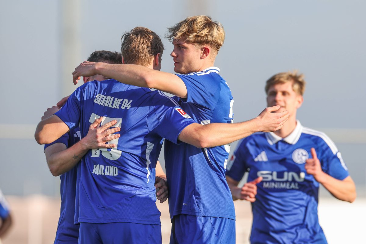 Er ist einer der ganz großen Hoffnungsträger für die Zukunft des FC Schalke 04. Nun bekommt er ein dickes Lob von S04-Sportchef Mulder.