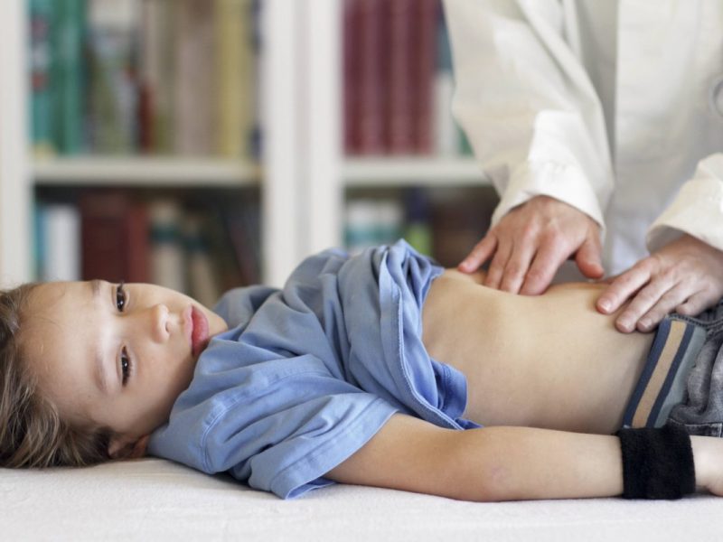 (Symbolbild) Ein Vater aus NRW sucht verzweifelt nach einem Nottermin für seine kranke Tochter.