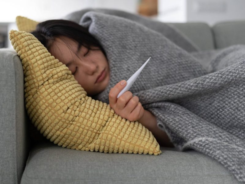 Erster Tag unbezahlt: Krankenkasse fordert Rückkehr des Karenztags – die Folgen wären drastisch!