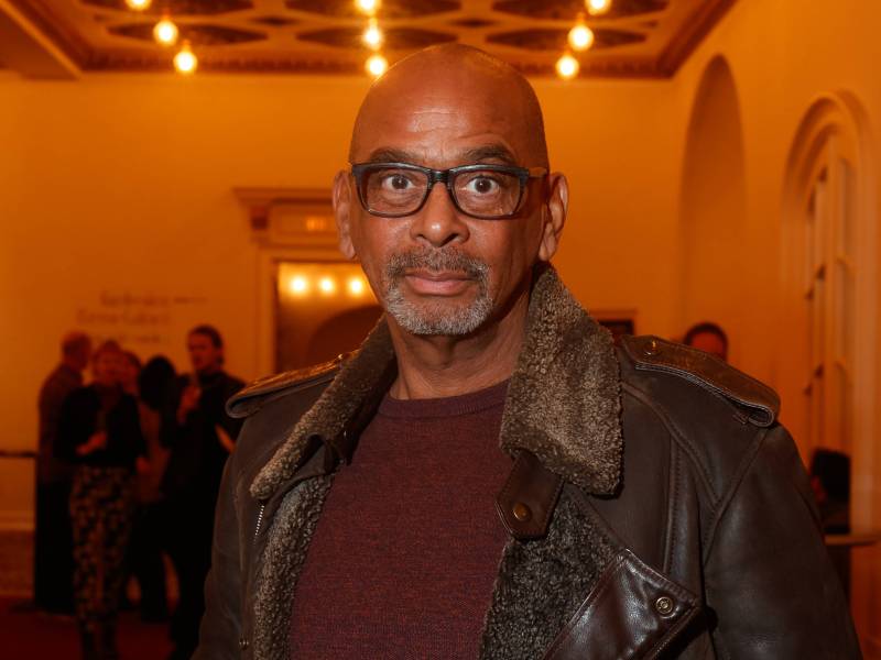 Pierre Sanoussi-Bliss, er trägt eine braune Lederjacke und ein dunkelrotes Oberteil.