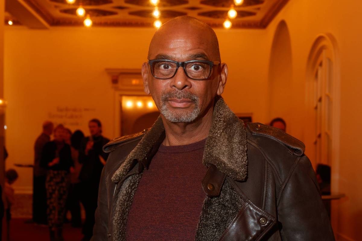 Pierre Sanoussi-Bliss, er trägt eine braune Lederjacke und ein dunkelrotes Oberteil.