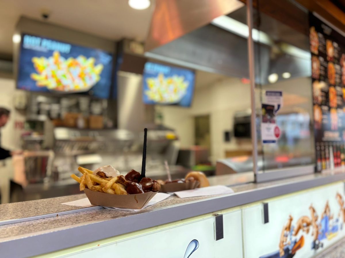 Berlinerin testet die Ruhrpott-Currywurst in Bochum. Am Ende bekommt sie etwas Besonderes in die Hand gedrückt.